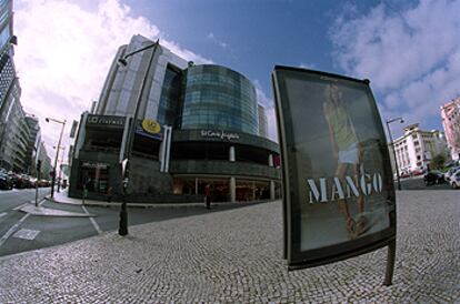 Sede de El Corte Inglés en Lisboa, el primer centro comercial de esta compañía que ha salido de las fronteras españolas.