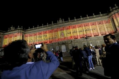 La bandera española proyectada en el Palacio Real.