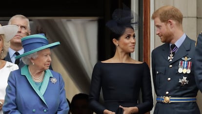 A rainha Elizabeth II observa Meghan Markle e o príncipe Harry no balcão do palácio de Buckingham, em julho de 2018.