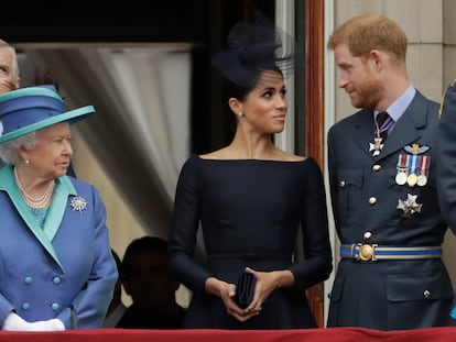 La reina Isabel II (a la izquierda) observa a Meghan Markle y Enrique de Inglaterra en el balcón del palacio de Buckingham, en julio de 2018.