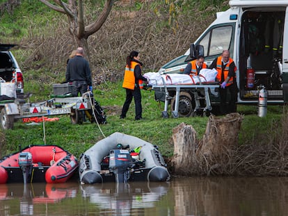 Momento del rescate de uno de los dos cuerpos del río, esta mañana en Villamarciel (Valladolid).