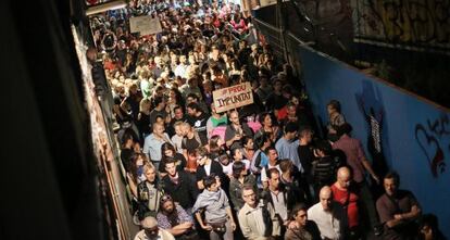 Manifestaci&oacute;n de protesta, ayer, por la muerte de Juan Andr&eacute;s Ben&iacute;tez en el Raval.