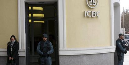 La entrada del banco ICBC, durante el registro de la Guardia Civil.