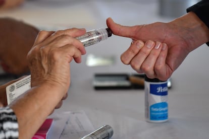 El pulgar de un votante del Estado de México es entintado durante las elecciones estatales de 2023.