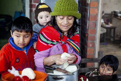 Maura regenta una pequeña cocina al aire libre que sueña con convertir en un restaurante rural serio.