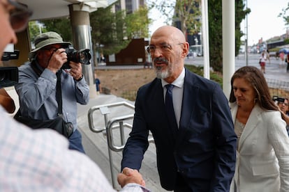 El rector de la Universidad Complutense de Madrid (UCM), Joaquín Goyache, a su llegada este lunes a los juzgados de Plaza de Castilla.
