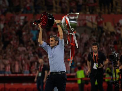 Ernesto Valverde sostiene la Copa del Rey en La Cartuja (Sevilla) tras vencer el Athletic al Mallorca en la final en los penaltis el sábado 6 de abril.