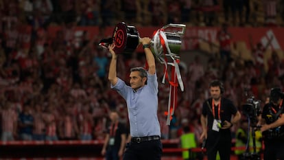 Ernesto Valverde sostiene la Copa del Rey en La Cartuja (Sevilla) tras vencer el Athletic al Mallorca en la final en los penaltis el sábado 6 de abril.