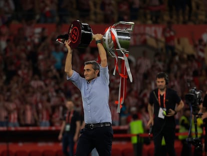 Ernesto Valverde sostiene la Copa del Rey en La Cartuja (Sevilla) tras vencer el Athletic al Mallorca en la final en los penaltis el sábado 6 de abril.