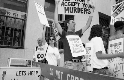 David Wojnarowicz en una manifestación para reivindicar a las víctimas del sida y pedir ayuda a las autoridades en 1988 en Nueva York.