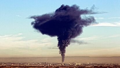 Columna de humo provocada por el incendio de una nave industrial abandonada del polígono industrial Azque de Alcalá de Henares.