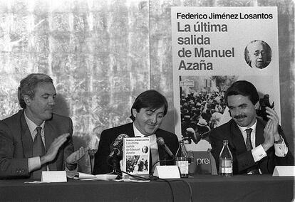 Federico Jiménez Losantos (en el centro), en la presentación del libro 'La última salida de Manuel Azaña', flanqueado por José Barrionuevo y José María Aznar, en abril de 1994.