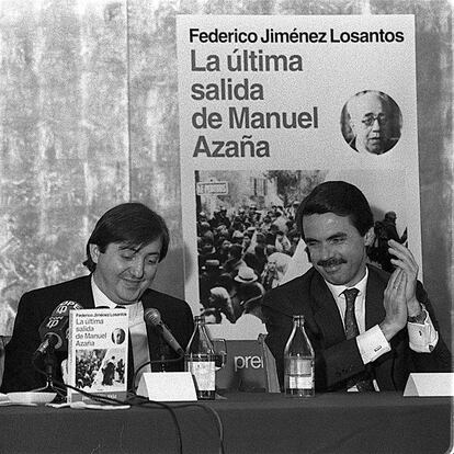 Federico Jiménez Losantos (en el centro), en la presentación del libro 'La última salida de Manuel Azaña', flanqueado por José Barrionuevo y José María Aznar, en abril de 1994.