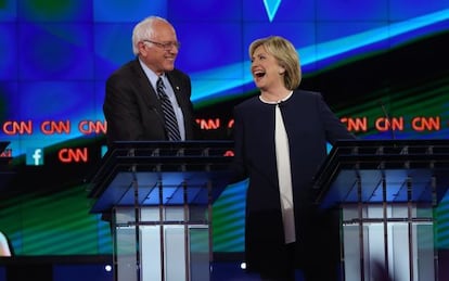 Los candidatos dem&oacute;cratas Bernie Sanders y Hillary Clinton.