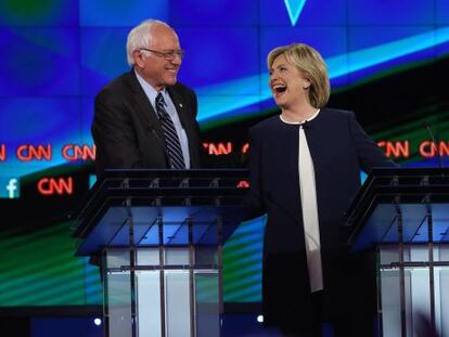 Los candidatos demócratas Bernie Sanders y Hillary Clinton.