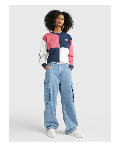 Tommy Jeans. Tommy Hilfiger se convirtió en los 90 en el diseñador favorito de bandas de hip hop como Salt’N’Pepa. Supo canalizar como nadie su espíritu urbano en colecciones cómodas y festivas que sedujeron a varias generaciones. Entre sus novedades vaqueras para esta primera se encuentran varios modelos de archivo que recuperan esa frescura de entonces con un patrón relajado, bolsillos cargo o costuras visibles.