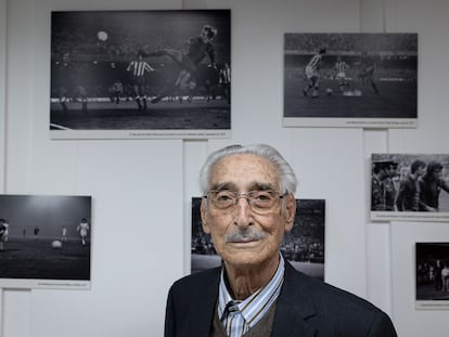Horacio Seguí, fotógrafo, junto a algunas de sus fotos expuestas en el Col.legi de Periodistes. Barcelona, 8 de febrero de 2022 [ALBERT GARCIA]