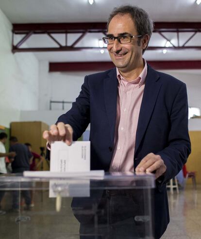 El cabeza de lista de Primavera Europea, Jordi Sebastià, deposita su voto en Burjassot (Valencia).