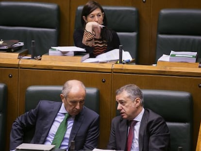 Iñigo Urkullu conversa con Josu Erkoreka durante el pleno del Parlamento vasco que ha aprobado este miércoles los presupuestos de 2016.