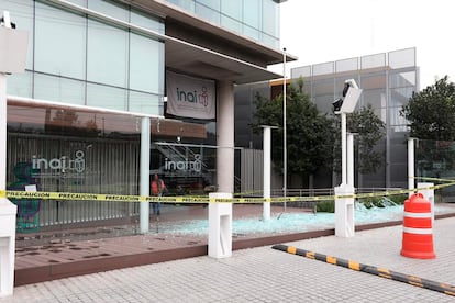 La fachada de la sede del Instituto Nacional de Transparencia en Ciudad de México tras ser vandalizada este 9 de octubre.