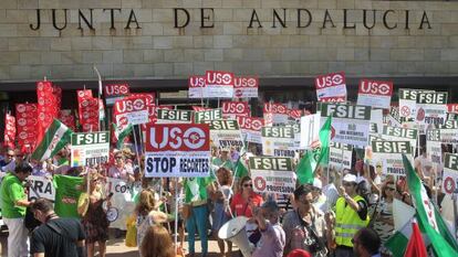 Varios centenares de profesores de la enseñanza concertada se han manifestado hoy, viernes 15 de junio de 2012, ante la sede central de la Consejería de Educación de la Junta de Andalucía en Sevilla.