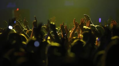 Ambiente de público en un concierto en La Riviera.
