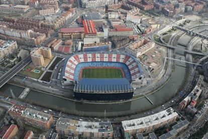 Vista aérea del Calderón, con la fábrica de Mahou detrás.