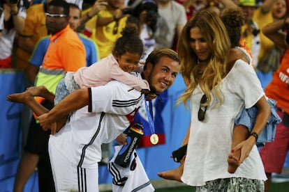 Mario Goetze y su novia Kathrin Brommel juegan con las hijas gemelas de Jerome Boateng (Soley y Lamia), tras finalizar el partido de Alemania contra Argentina