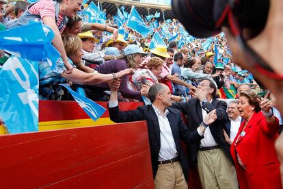 Francisco Camps, Mariano Rajoy y Rita Barberá se dan un baño de masas entre los simpatizantes populars que llenan la plaza de toros de Valencia.