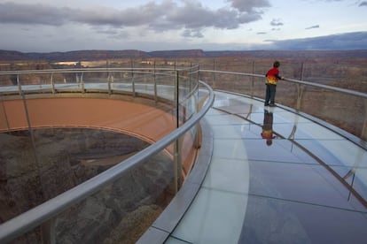 Buzz Aldrin, el segundo hombre que pisó la Luna, fue el primer visitante del Skywalk (<a href="https://grandcanyonwest.com/explore/west-rim/skywalk-eagle-point/" target="_blank">grandcanyonwest.com</a>), el mirador de acero con suelo de cristal (en la imagen) que se inauguró el 20 de marzo de 2007 en el Gran Cañón del Colorado con la bendición de los indios hualapai y las protestas de los ecologistas, que pusieron el grito, no los pies, en el cielo por su impacto visual sobre la garganta excavada por el río Colorado en el desierto del norte de Arizona, Estados Unidos. Desde ella se puede contemplar el fondo del precipicio, 1.300 metros más abajo. El Skywalk forma parte del proyecto turístico Grand Canyon West.