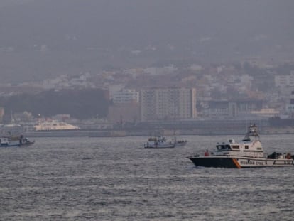 Una patrullera de la Guardia Civil escolta a dos pesqueros espa&ntilde;oles en el Estrecho.