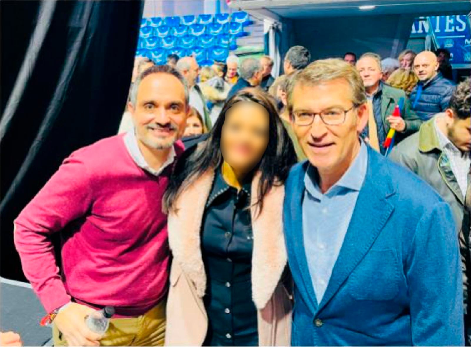 El alcalde de Móstoles, Manuel Bautista, posa junto Feijóo y la número dos de la lista y posterior denunciante por acoso sexual y laboral contra el regidor, en un acto de partido sin datar. La imagen está incluida en la querella presentada por ella.