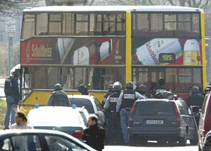 La policía rodea el autobús secuestrado esta mañana en Berlín.