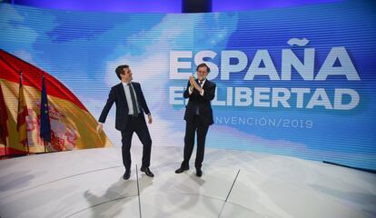 El presidente del PP, Pablo Casado (izquierda) y el expresidente del Gobierno Mariano Rajoy, al inicio del evento.