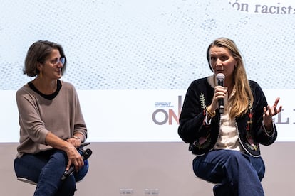 Kelly McBride, defensora de la audiencia de la radio pública estadounidense NPR (izquierda), con la responsable de alfabetización mediática de la UNESCO, en la sede de EL PAÍS.