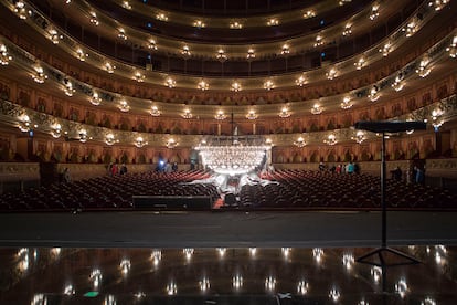 La araña de la sala principal del Teatro Colón vista desde el escenario