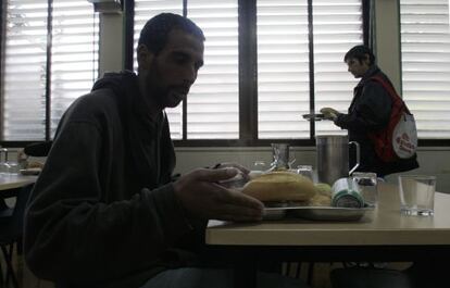 Los servicios sociales dan bonos para comprar comida en el supermercado, y evitar la estigmatización de ir a un comedor social.