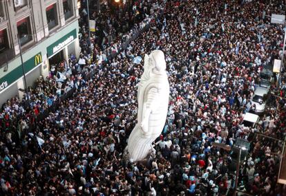 La figura del Cristo de Corcovado se eleva sobre los miles de seguidores argentinos que han seguido por televisión el partido en Buenos Aires.