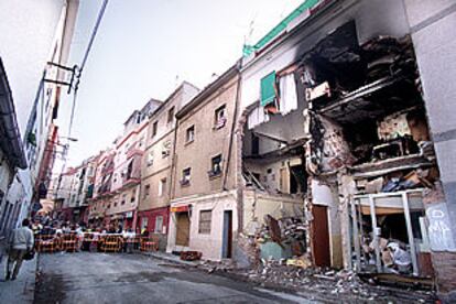 Imagen de los dos inmuebles afectados por la explosión registrada la madrugada de ayer en Santa Coloma de Gramenet.