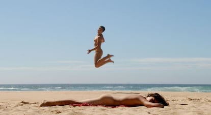 Dos mujeres en una playa nudista.