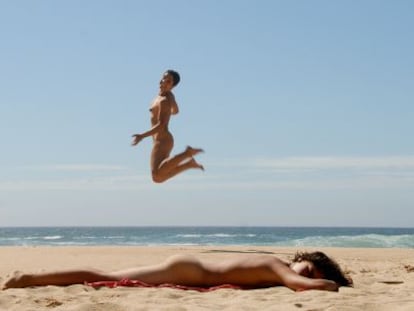 Dos mujeres en una playa nudista.