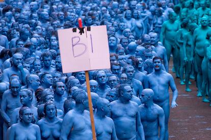 Participantes en la instalación del artista Spencer Tunick siguen sus indicaciones durante la realización del proyecto.