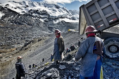 Pallaqueras. Mujeres escarbando en la ladera los desechos extraídos de la mina. Las mujeres tienen prohibido entrar en la mina, los mineros dicen que si entran el oro desaparece.