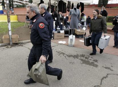 La policía italiana saca parte de su equipo de la estación de tren de Roma donde ha sido encontrado el paquete sospechoso.