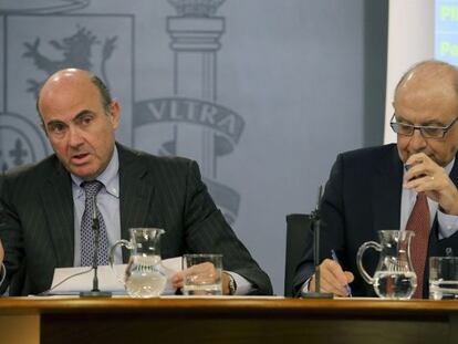 Los ministros de Econom&iacute;a, Luis de Guindos, y Hacienda, Crist&oacute;bal Montoro , durante una rueda de prensa. 