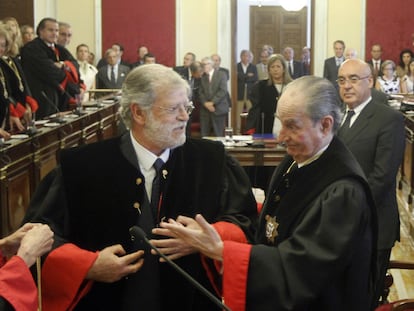 El expresidente de Extremadura Juan Carlos Rodríguez Ibarra (a la izquierda), junto a Landelino Revilla, en la toma de posesión.