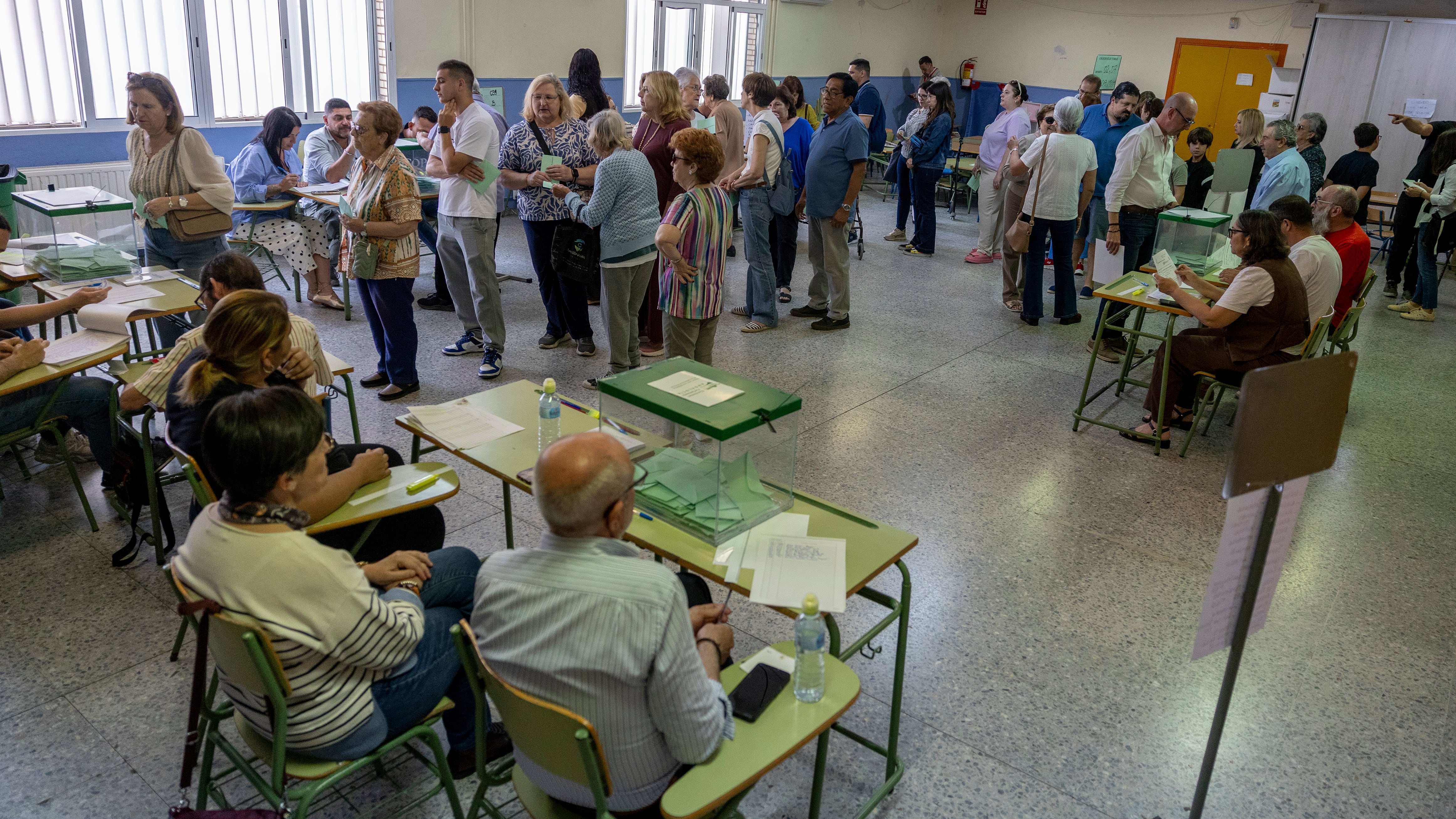 Elecciones en Andalucía 17M, en directo | La participación a las 14.00 es del 37,2%, tres puntos más que en 2022