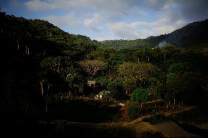 Fidel Castro nacionalizou muitas grandes propriedades agrícolas depois de chegar ao poder, parte de uma virada à esquerda que levou muitos cubanos a deixar a ilha e congelou as relações com os Estados Unidos. Na imagem, vista da cidade de Santo Domingo na Sierra Maestra (Cuba).