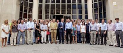 Alberto Fabra posó ayer, ante la sede del PP en Valencia, con todo el equipo de la campaña electoral del partido. 