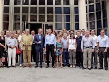 Alberto Fabra posó ayer, ante la sede del PP en Valencia, con todo el equipo de la campaña electoral del partido. 